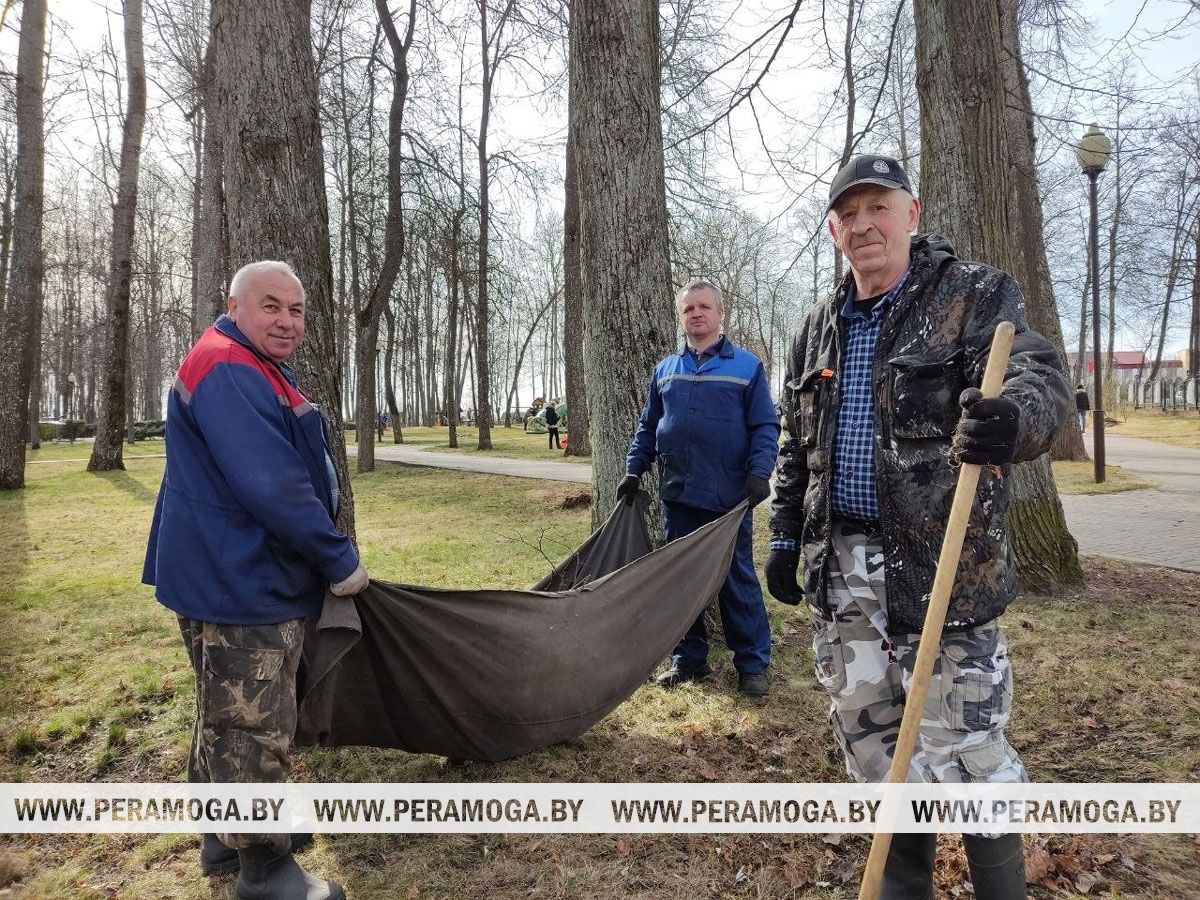 Не дожидаясь субботы: педагоги Вилейки вышли на большую уборку в парк