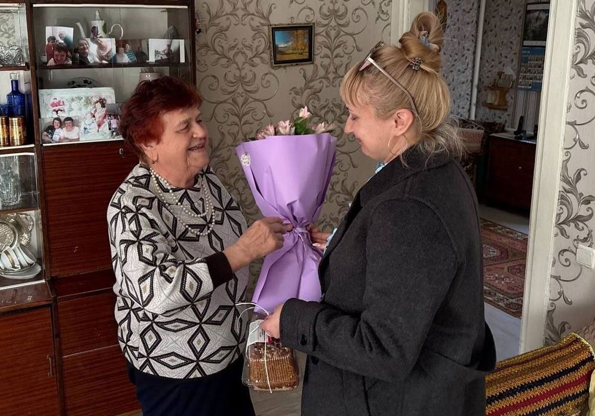 «Тепло и свет нашим ветеранам»: сотрудники Вилейского водоканала навестили узницу концлагерей