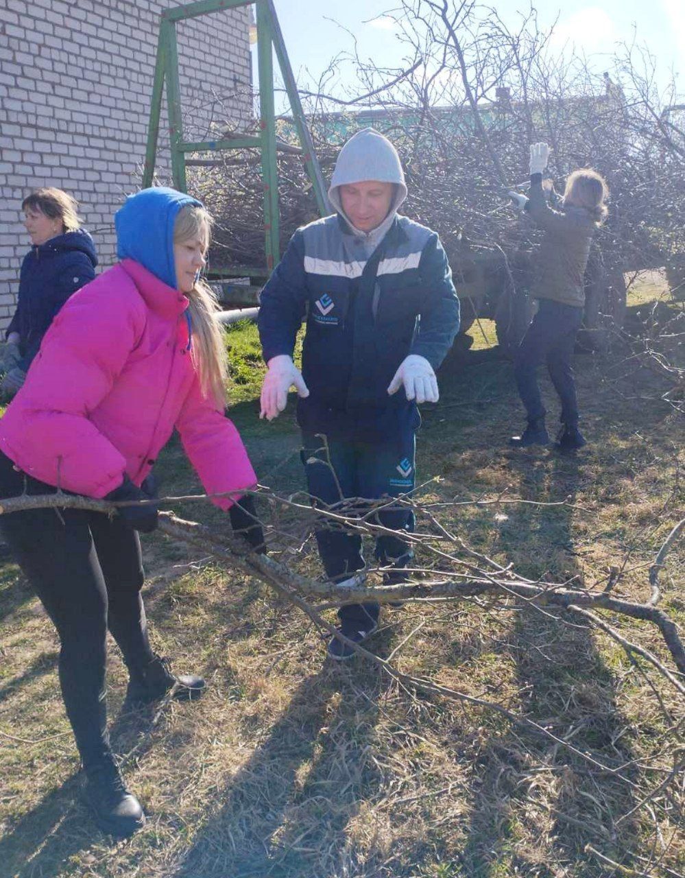 На Вилейщине - районный субботник: "генеральная уборка" в ОАО "Алая заря"