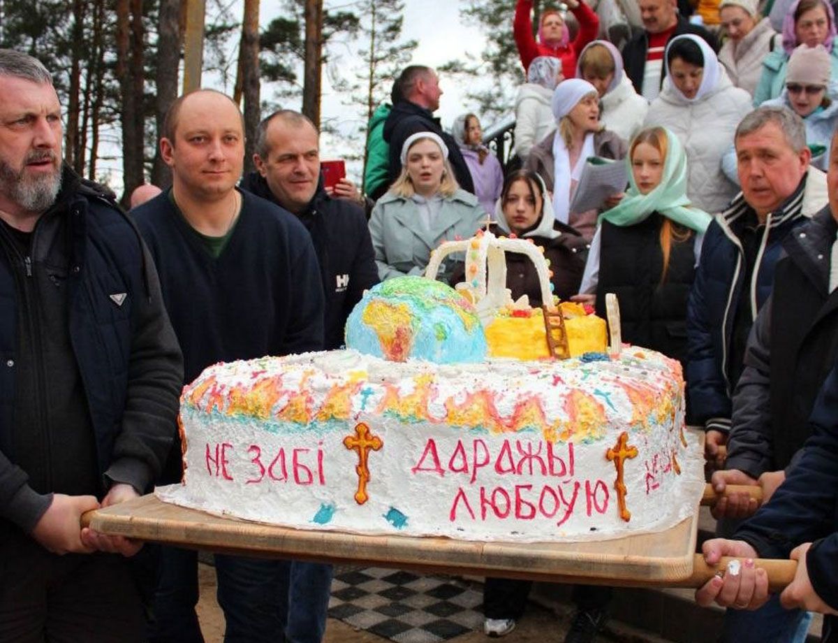 Сладкая традиция с 34-летней историей: в храме Святителя Тихона испекли огромный пирог