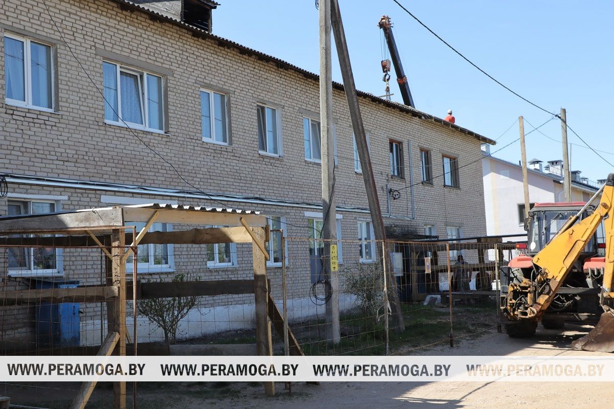 Новую крышу и лестницы: что получит дом №11  в Любани к концу июня