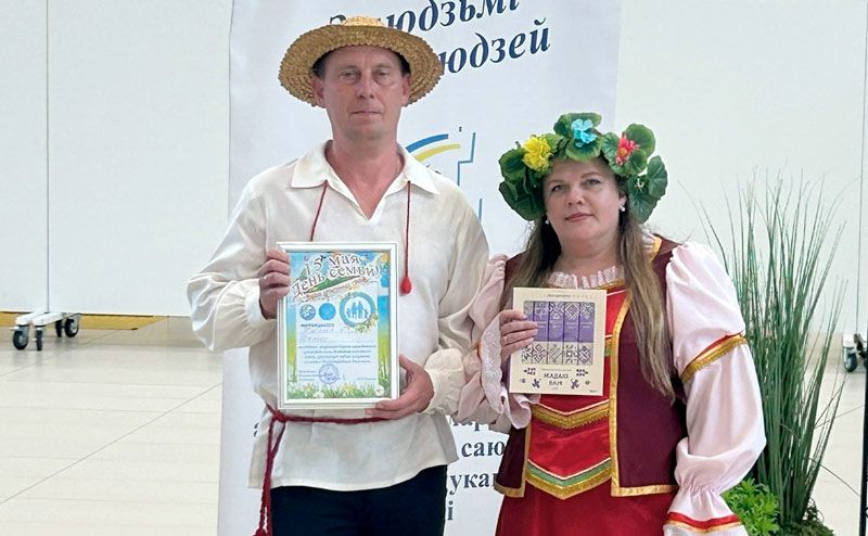 Денис и Наталья Ивановские из Вилейки стали самой артистичной семьей на интеллектуальном баттле в Минске