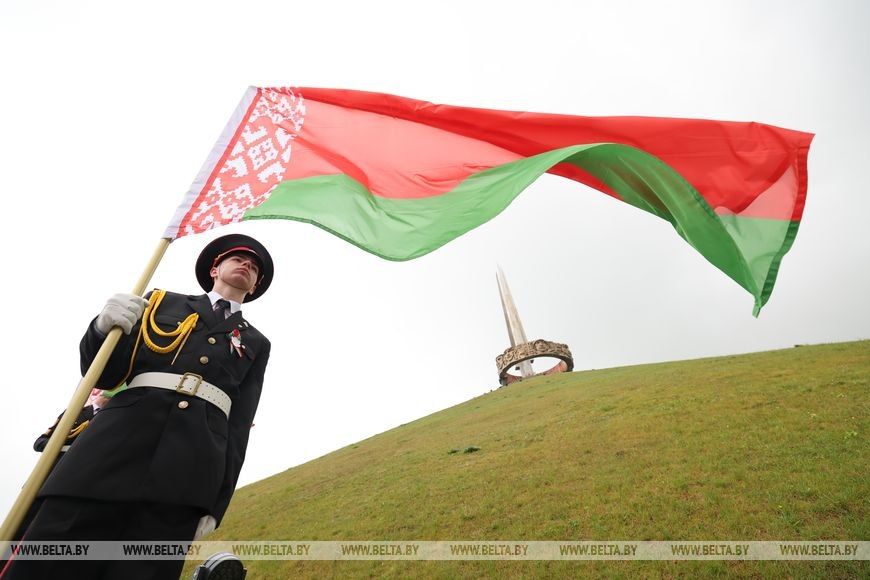 На Кургане Славы пронесли 100-метровое полотнище государственного флага