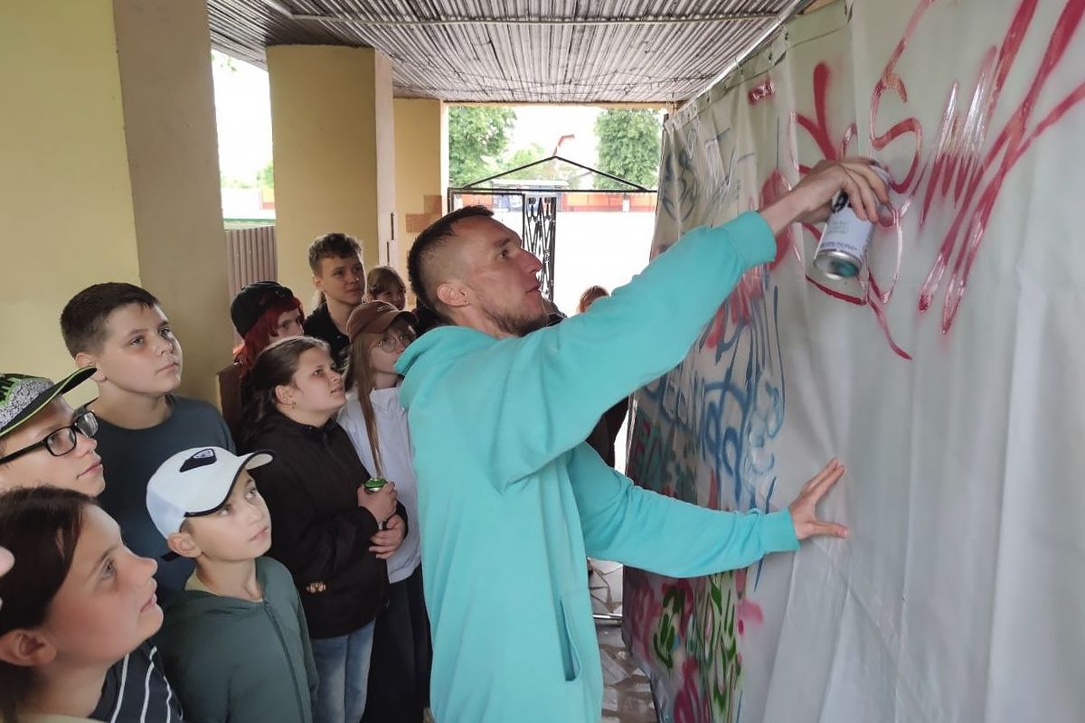 Искусство на стенах: в Вилейском музее проходит выставка граффити-художника Павла Савчица
