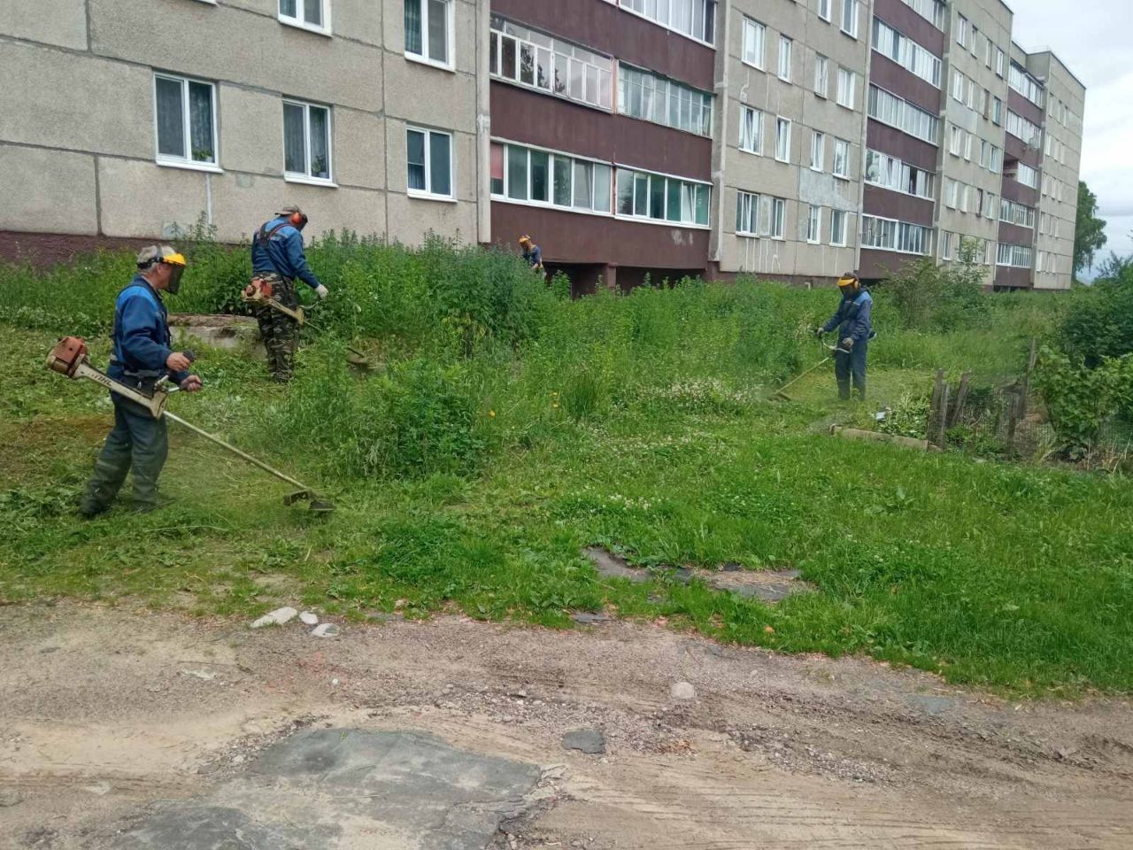 Водоканал – городу: работники предприятия вышли на субботник Водоканал – городу: работники предприятия вышли на субботник