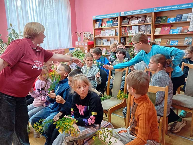 «Непаседы» пазнаёміліся з лекавымі раслінамі ў Чурлёнскай бібліятэцы «Непаседы» пазнаёміліся з лекавымі раслінамі ў Чурлёнскай бібліятэцы
