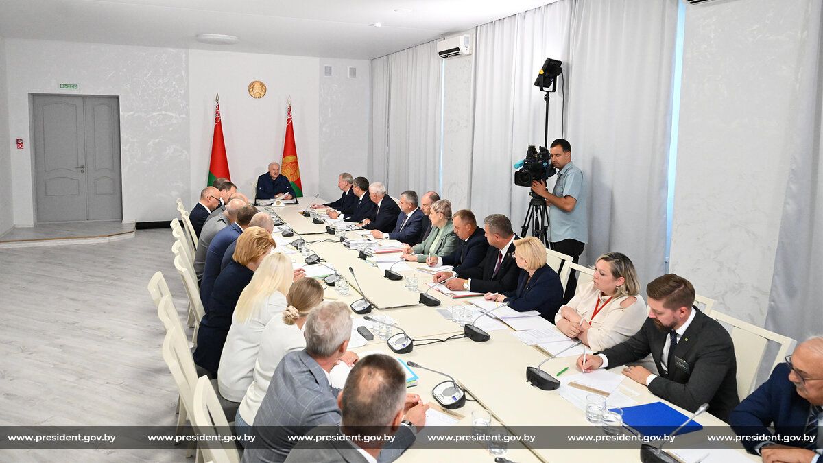 Лукашенко: перед вертикалью власти стоит задача максимально стереть различия между городом и деревней
