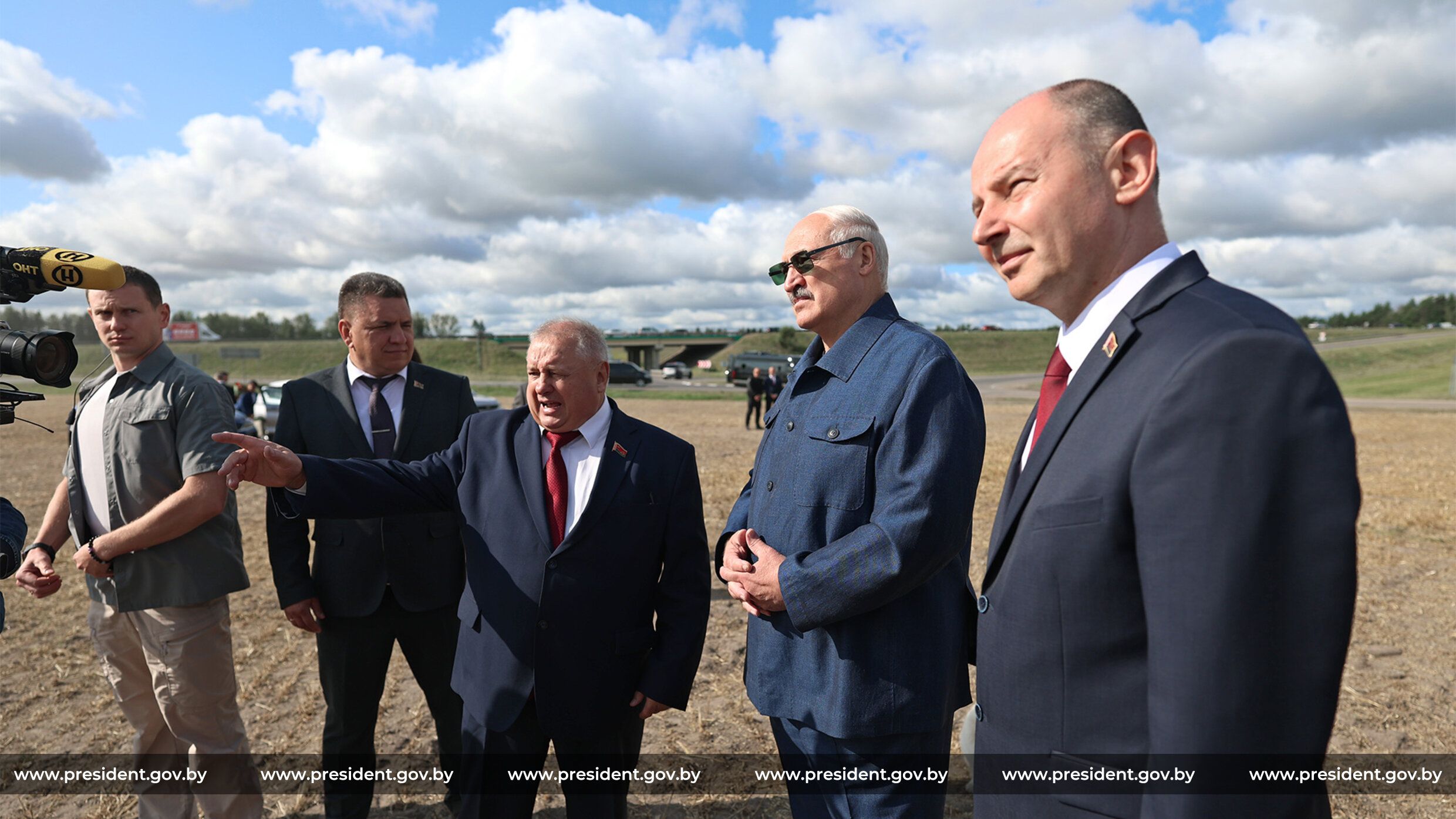 Лукашенко приехал на поле в Минском районе поблагодарить передовиков жатвы