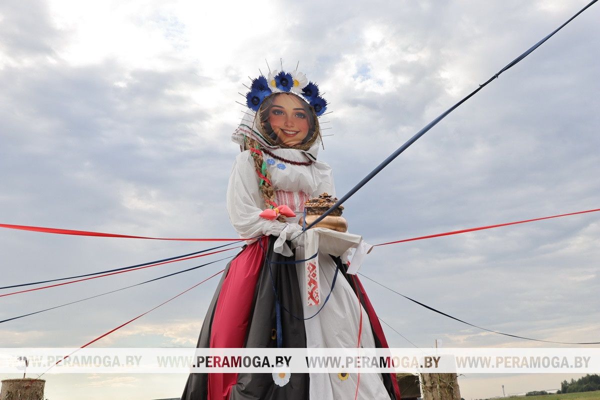 Фотофакт: соломенная красавица встречает гостей на кольце возле агрогородка Вязынь Вилейского района