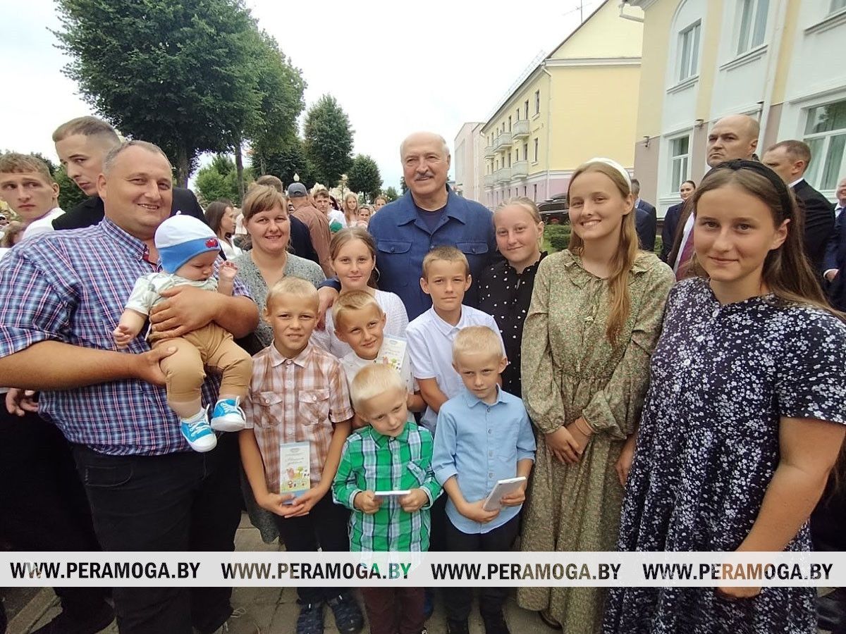 Что обсуждал Президент с жителями Вилейки во время рабочей поездки Что обсуждал Президент с жителями Вилейки во время рабочей поездки