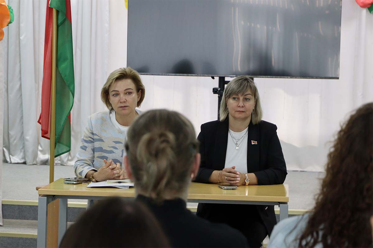 Людмила Слепцова встретилась с коллективом Центра дополнительного образования детей и молодёжи Людмила Слепцова встретилась с коллективом Центра дополнительного образования детей и молодёжи