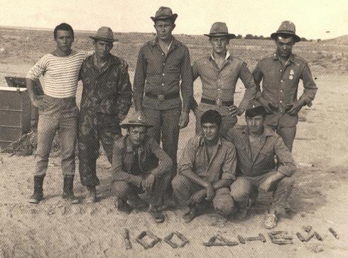 До приказа 100 дней. Владимир Дашко  (3-й справа во 2-м ряду). Афганистан, 1981 г.