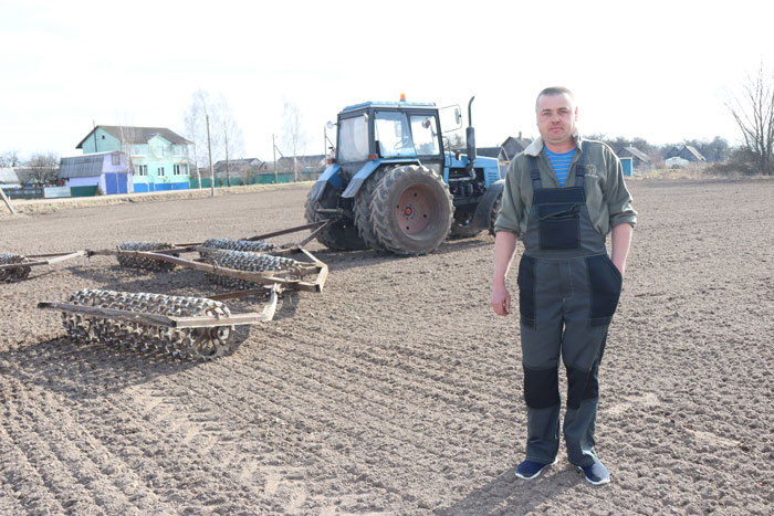 На полі ля Рускага Сяла  механізатар Віталь Клаўсуць  выконваў важную работу – прыкатваў насенне