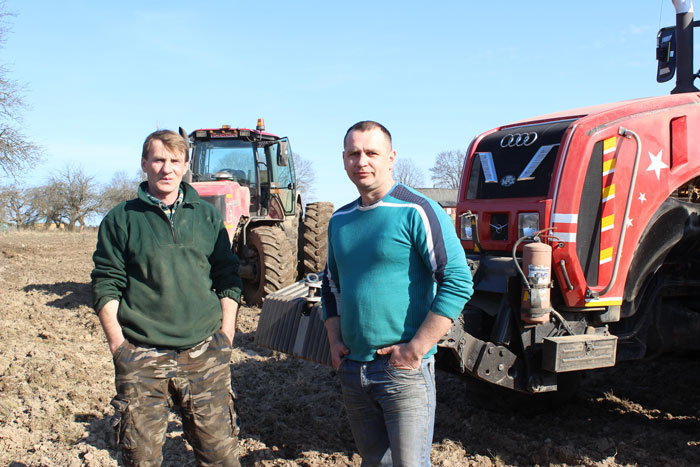 На полі паміж вёсачкамі  Глебенкі і  Андалоўшчына Ігар Яўгель (справа) сеяў ячмень, а глебу пад сяўбу рахтаваў  Віктар Ковель