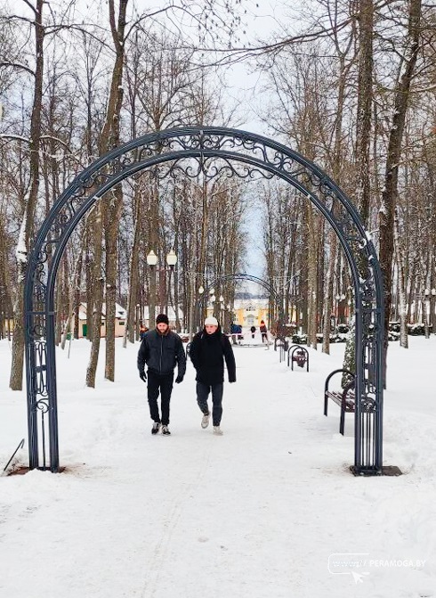 Монтаж «арок любви» начался в городском парке Вилейки