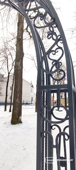 Монтаж «арок любви» начался в городском парке Вилейки